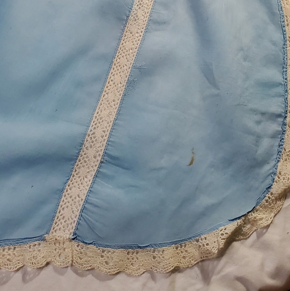Blue Vintage Feminine Apron with White Lace Edging - Picture 4 of 8